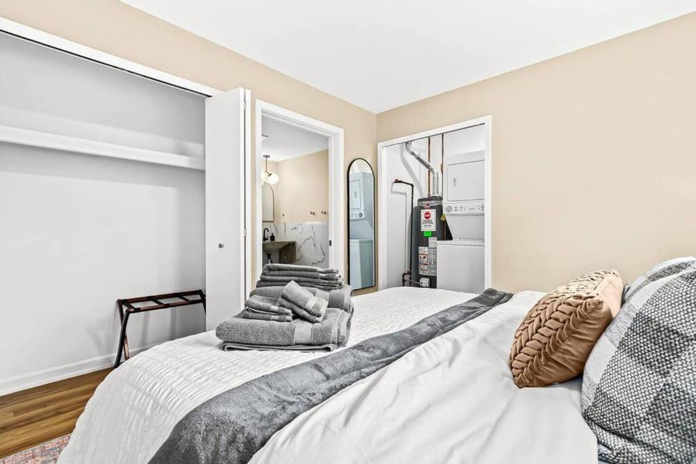 1st Floor 1BR Flat, King Bed, End Unit